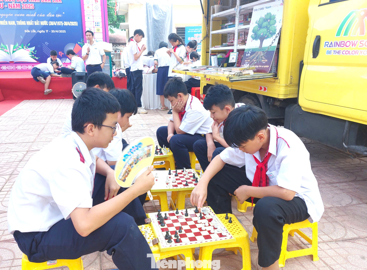 Bên cạnh đó, nhiều hoạt động bổ ích dành cho thiếu nhi như: Nặn tò he, làm vòng tay, thi đấu cờ vua...