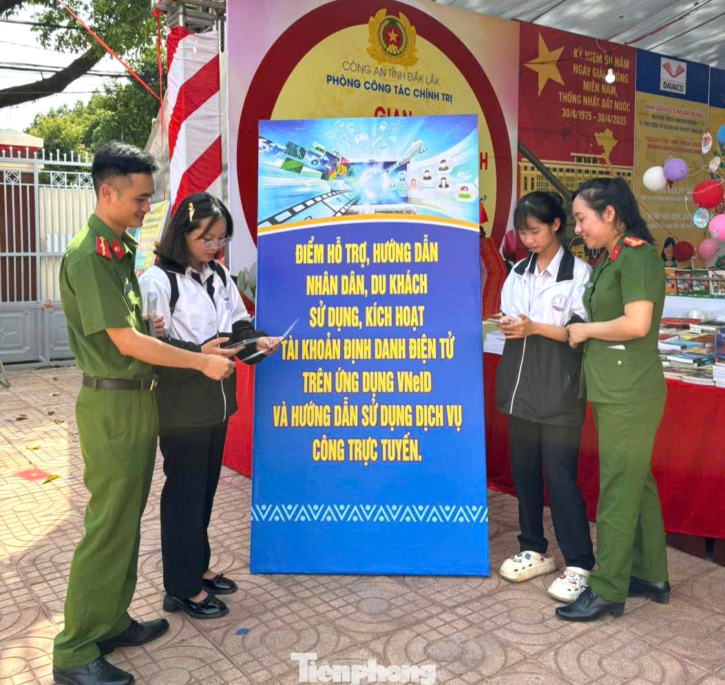 Tại gian hàng triển lãm, trưng bày sách, Ban Thanh niên Công an tỉnh đã lồng ghép thành lập điểm “Hỗ trợ, hướng dẫn nhân dân, du khách tham gia, sử dụng, kích hoạt tài khoản định danh điện tử trên ứng dụng VNeID và hướng dẫn sử dụng dịch vụ công trực tuyến”.