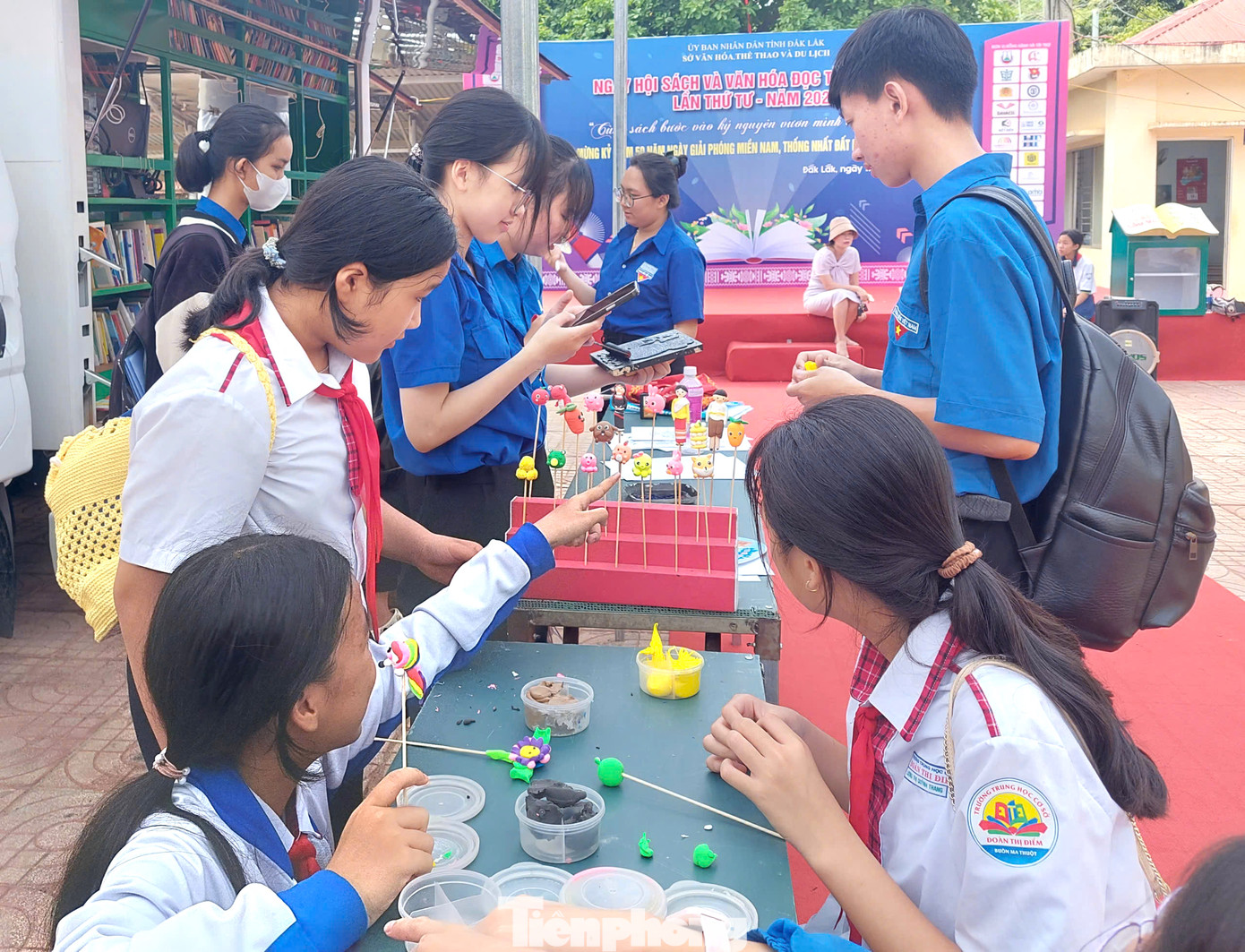 Tham quan những gian trưng bày sách, đoàn viên Nguyễn Thị Thùy Nguyên (TP Buôn Ma Thuột) chia sẻ, những năm qua, phong trào đọc sách trên địa bàn tỉnh lan tỏa, đặc biệt trong lứa tuổi thanh thiếu niên, học sinh, sinh viên. Các thư viện, tủ sách cộng đồng, không gian đọc mở ngày càng được đầu tư phát triển.