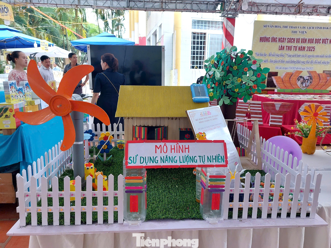 Với thông điệp “Cùng sách bước vào kỷ nguyên vươn mình của dân tộc”, Ngày hội sách và văn hóa đọc tỉnh Đắk Lắk năm nay diễn ra nhiều hoạt động như: Tổ chức trưng bày các loại sách theo chủ đề; hoạt động trải nghiệm cùng sách, phục vụ nhiều thể loại sách khác nhau; trưng bày, giới thiệu và bán sách, tranh ảnh, các sản phẩm STEM…