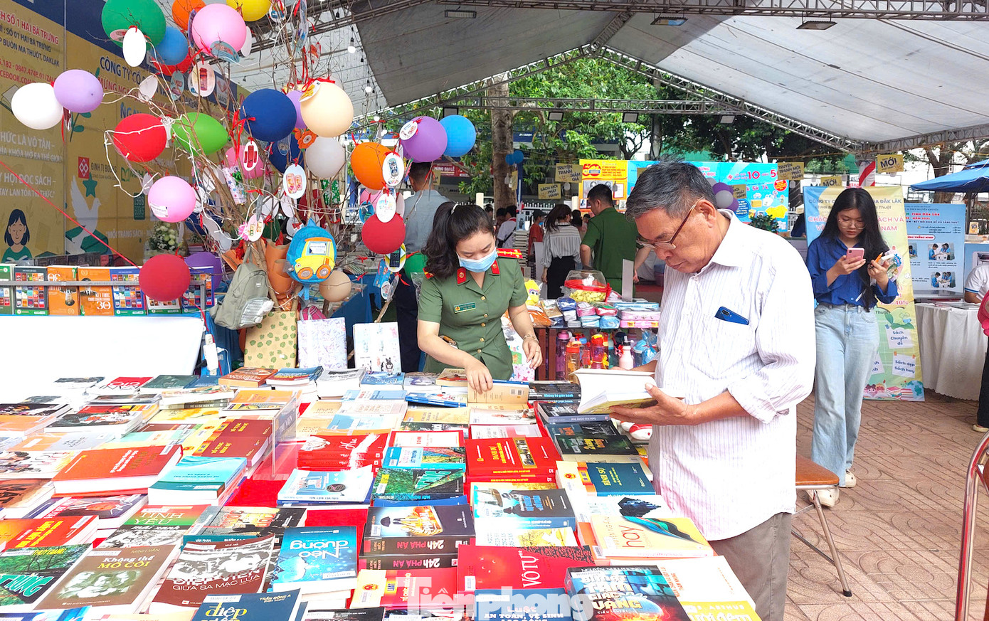 Ban Thanh niên Công an tỉnh sắp xếp sách nghệ thuật; trưng bày, triển lãm các cuốn sách của Tổng Bí thư Nguyễn Phú Trọng; những hình ảnh, tư liệu và câu nói của Chủ tịch Hồ Chí Minh với lực lượng CAND;...