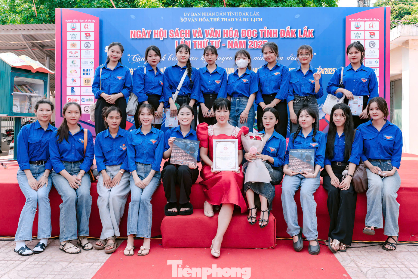 Ngày sách và văn hóa đọc trên địa bàn tỉnh Đắk Lắk năm 2025 còn diễn ra nhiều hoạt động sôi nổi, bổ ích và thiết thực, điển hình là giao lưu với nhiếp ảnh gia Helena Vân. Nhiều đoàn viên, thanh niên trao đổi nội dung tới nhiếp ảnh gia để cô chia sẻ hành trình sáng tác và thông điệp gửi gắm qua cuốn sách ảnh “Làng nghề truyền thống Việt Nam”.