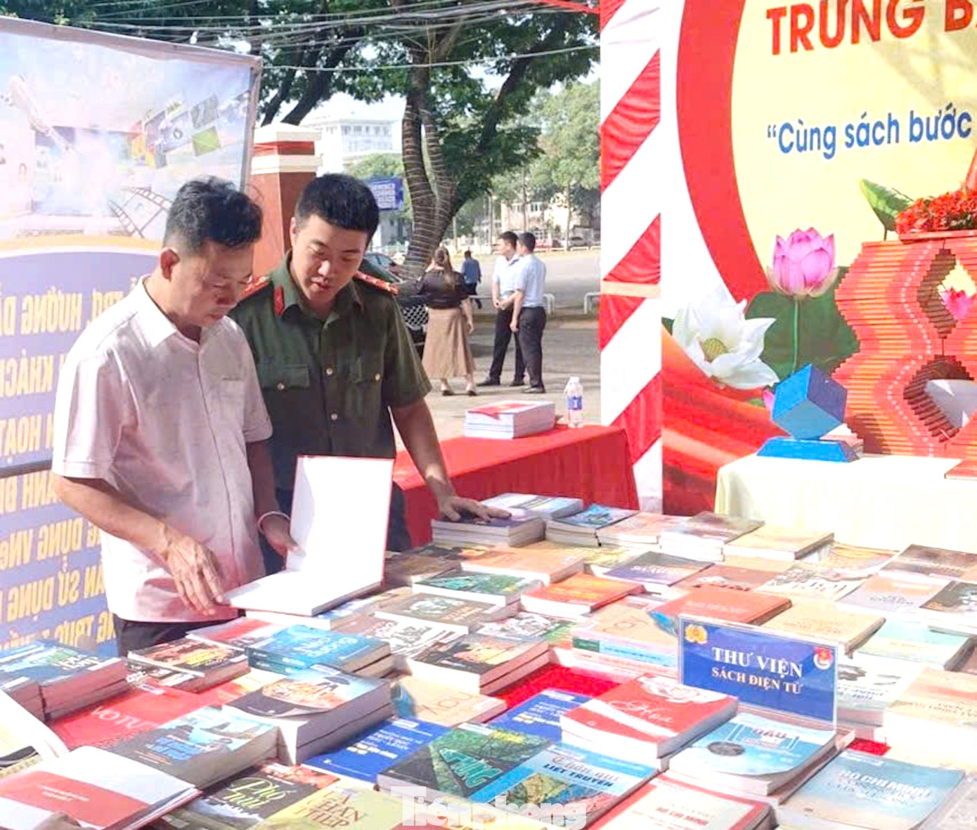 Ngoài ra, còn trưng bày nhiều đầu sách có giá trị với nội dung phong phú, đa dạng. Thời gian tới, Ban Thanh niên Công an tỉnh sẽ duy trì thường xuyên các hoạt động phát triển văn hóa đọc và phong trào đọc sách trong đoàn viên thanh niên.