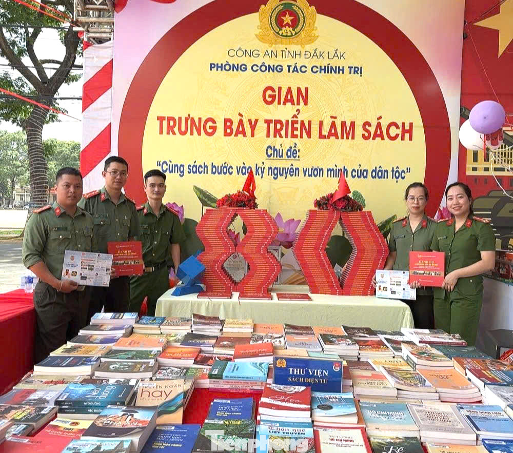 Hưởng ứng Ngày sách và văn hóa đọc Việt Nam năm 2025, từ ngày 17-20/4, Ban Thanh niên Công an tỉnh Đắk Lắk tham gia trưng bày gian hàng, triển lãm sách với thông điệp “Cùng sách bước vào kỷ nguyên vươn mình của dân tộc” tại Thư viện tỉnh Đắk Lắk.