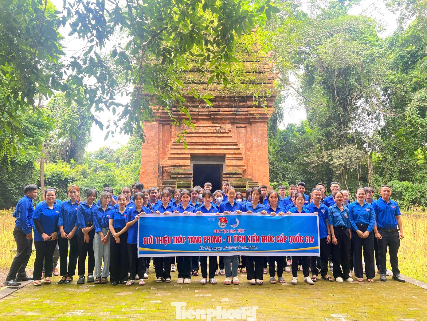 Đội hình giới thiệu tuyên truyền di tích kiến trúc cấp quốc gia tháp Yang Prong Đội hình giới thiệu tuyên truyền di tích kiến trúc cấp quốc gia tháp Yang Prong