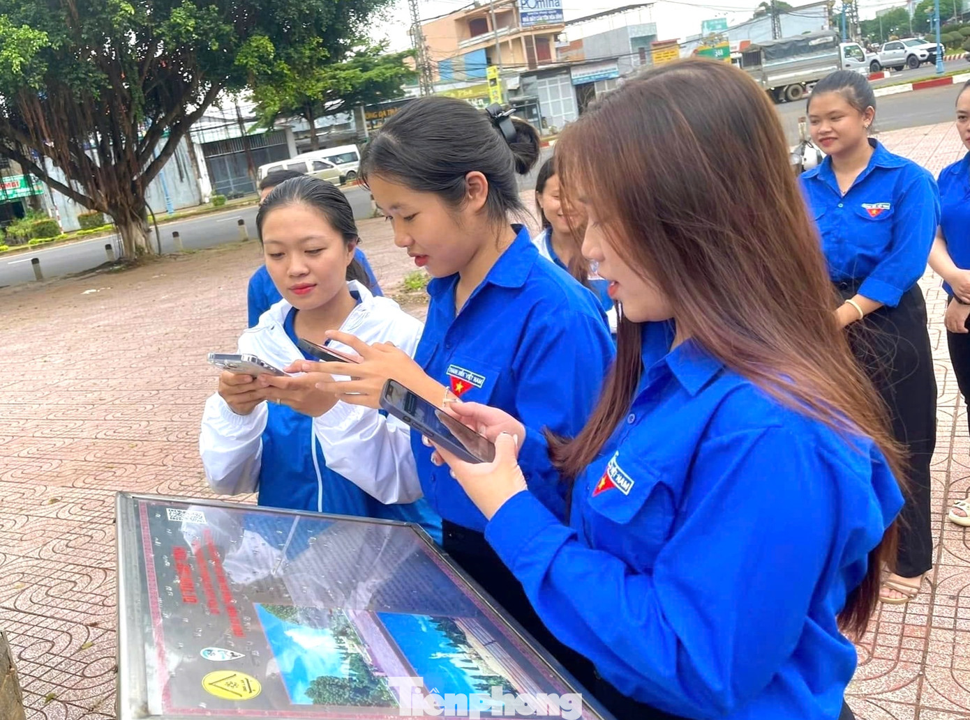 Các thành viên trong đội hình tuyên truyền, giới thiệu các di tích, công trình văn hóa trọng điểm của địa phương Các thành viên trong đội hình tuyên truyền, giới thiệu các di tích, công trình văn hóa trọng điểm của địa phương