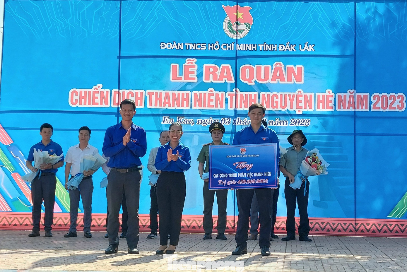 Đại diện lãnh đạo Tỉnh Đoàn trao bảng tượng trưng các công trình phần việc cho Huyện Đoàn Ea Kar