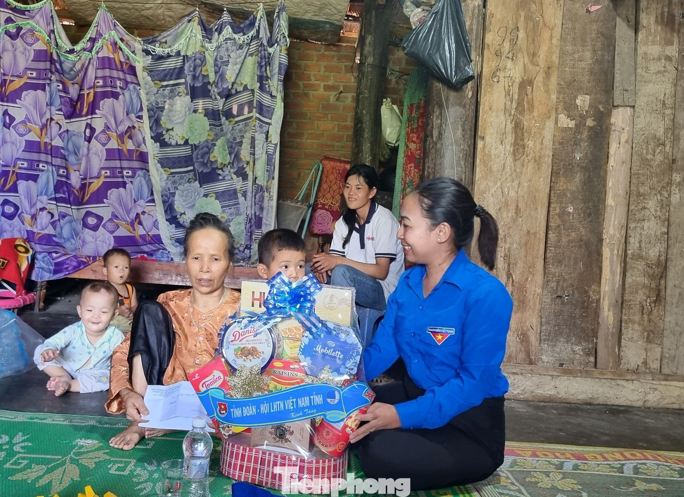 Chị H Giang Niê, Bí thư Tỉnh Đoàn thăm, tặng quà gia đình chiến sĩ đang thực hiện nhiệm vụ tại đảo Trường Sa