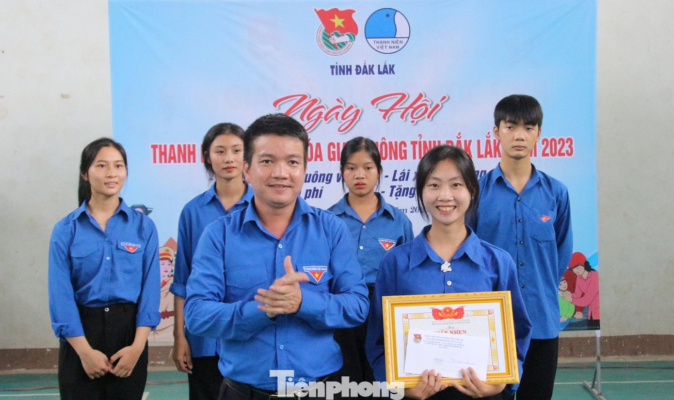 Anh Trần Doãn Tới, Phó Bí thư Tỉnh Đoàn trao thưởng cho thí sinh xuất sắc tại cuộc thi Rung chuông vàng tìm hiểu luật giao thông đường bộ