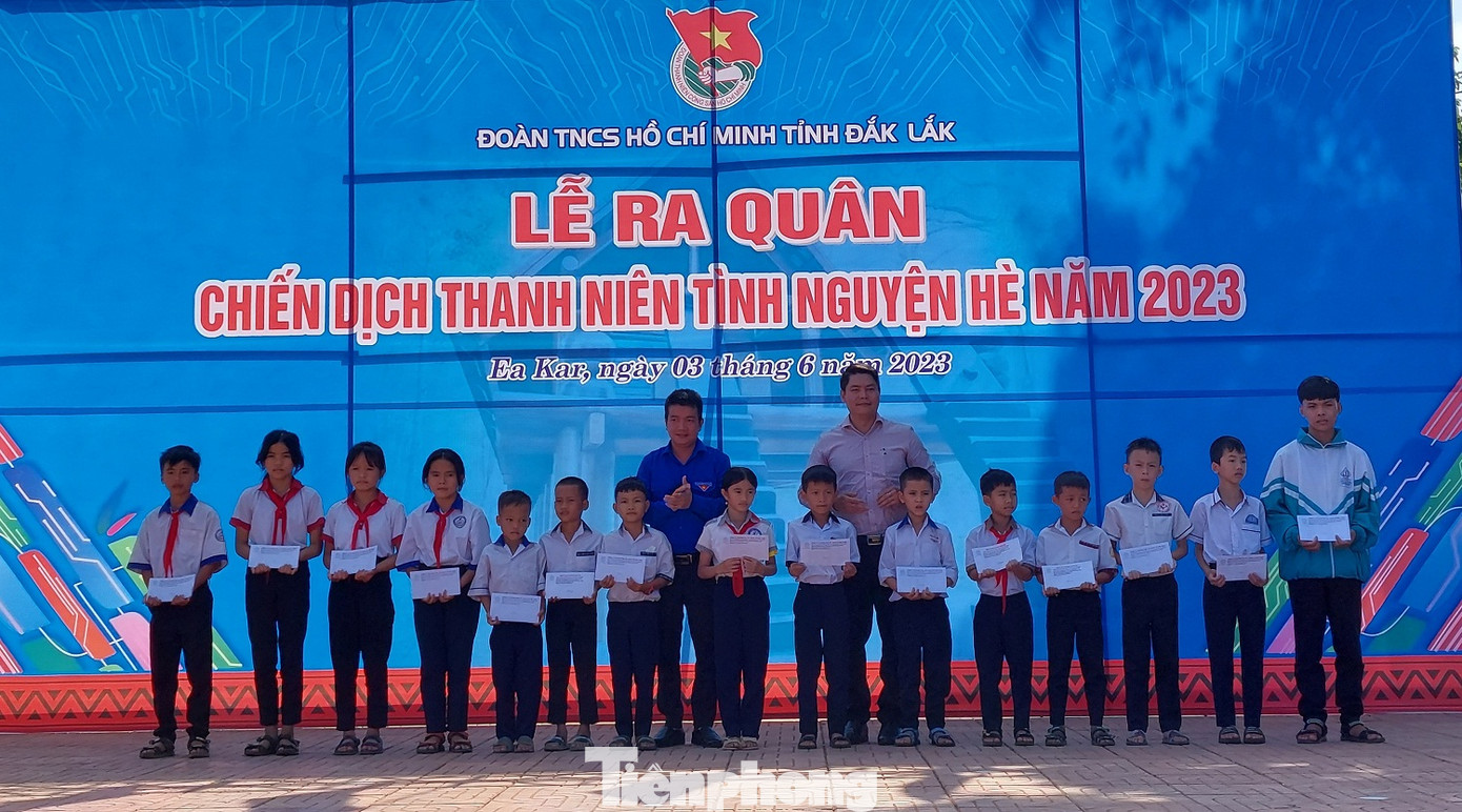 Học sinh khó khăn được nhận học bổng