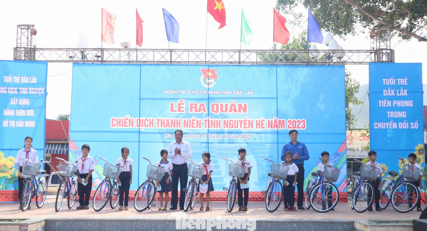 Tỉnh Đoàn trao tặng xe đạp cho học sinh khó khăn