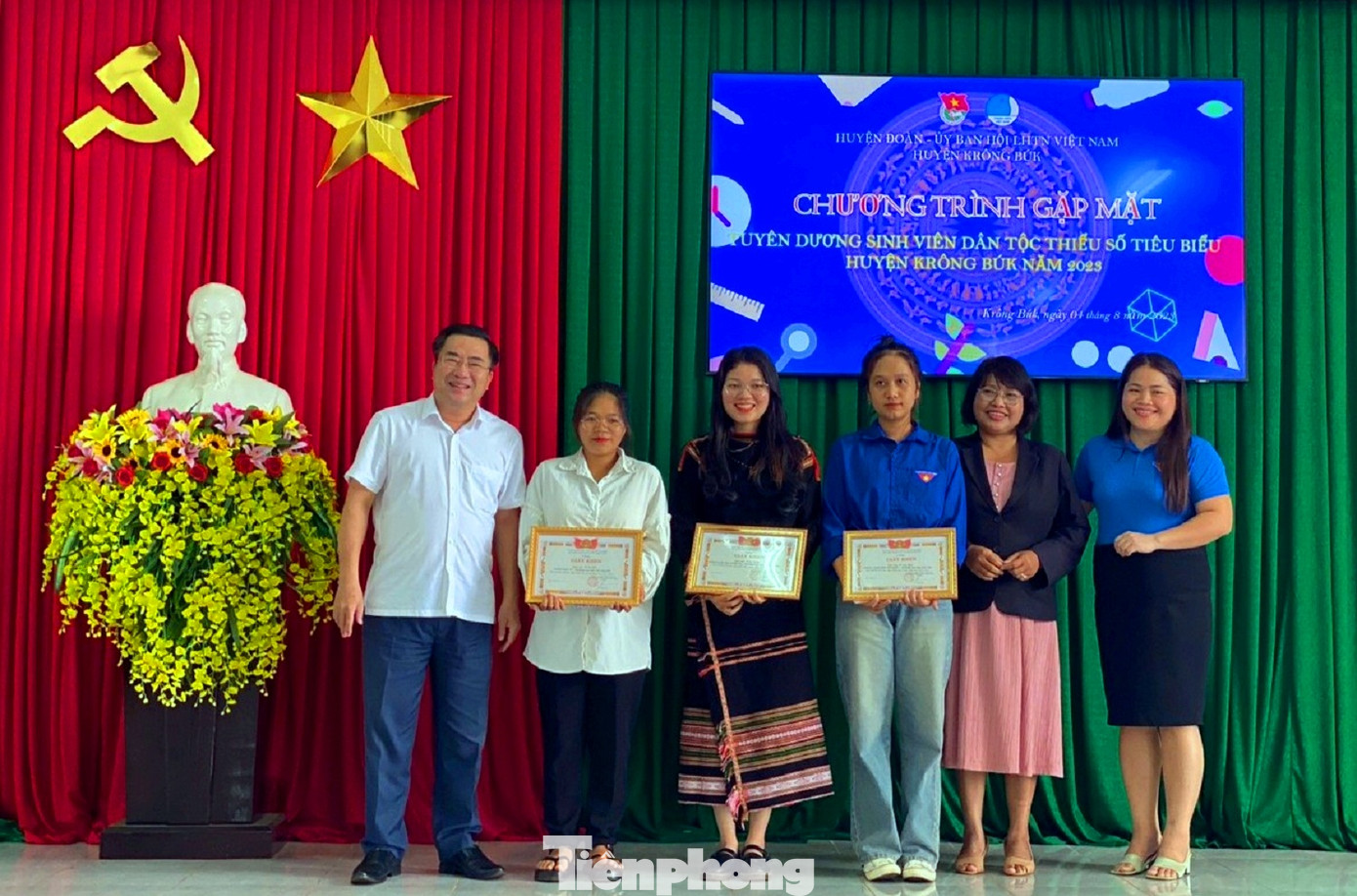 Sinh viên xuất sắc và giỏi được tuyên dương tại chương trình