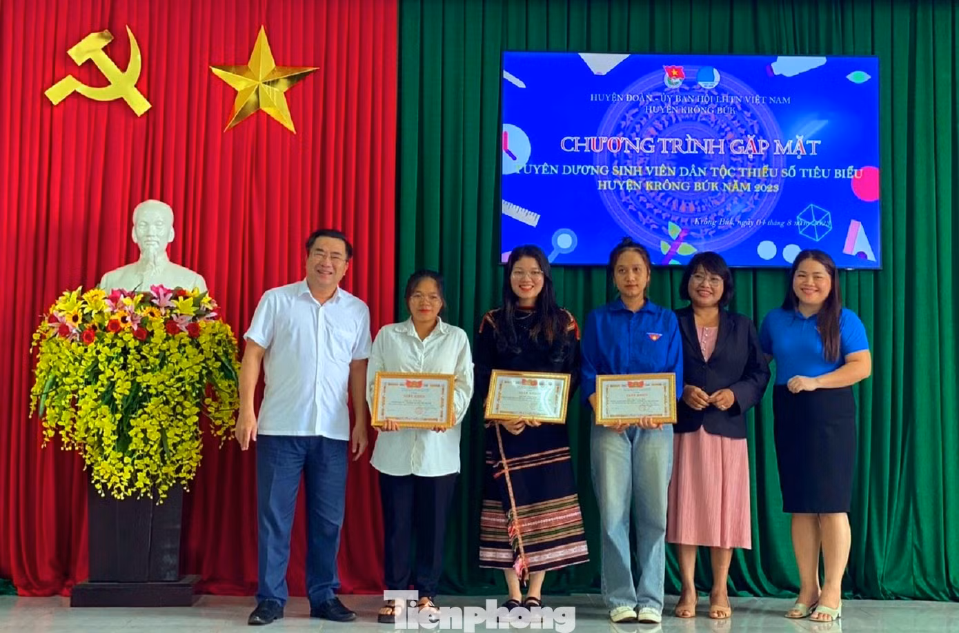 Sinh viên xuất sắc và giỏi được tuyên dương tại chương trình