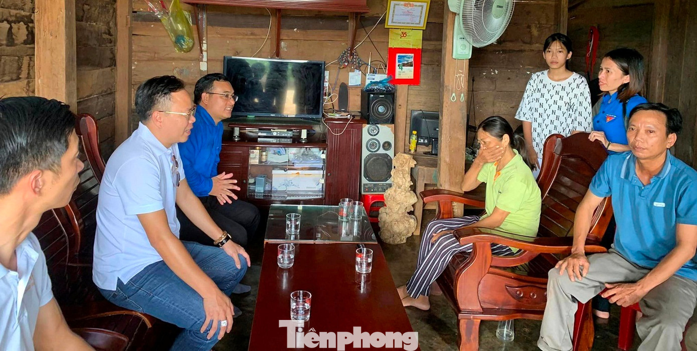 Huyện Đoàn Cư M'gar thăm hỏi, động viên, tặng quà cho gia đình các em thiếu nhi có hoàn cảnh đặc biệt khó khăn.