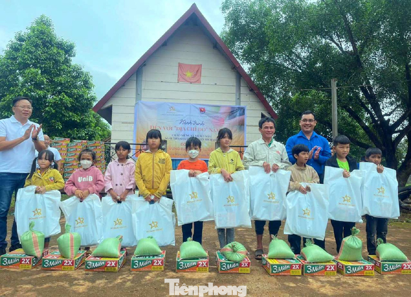 Thiếu nhi có hoàn cảnh khó khăn được nhận quà