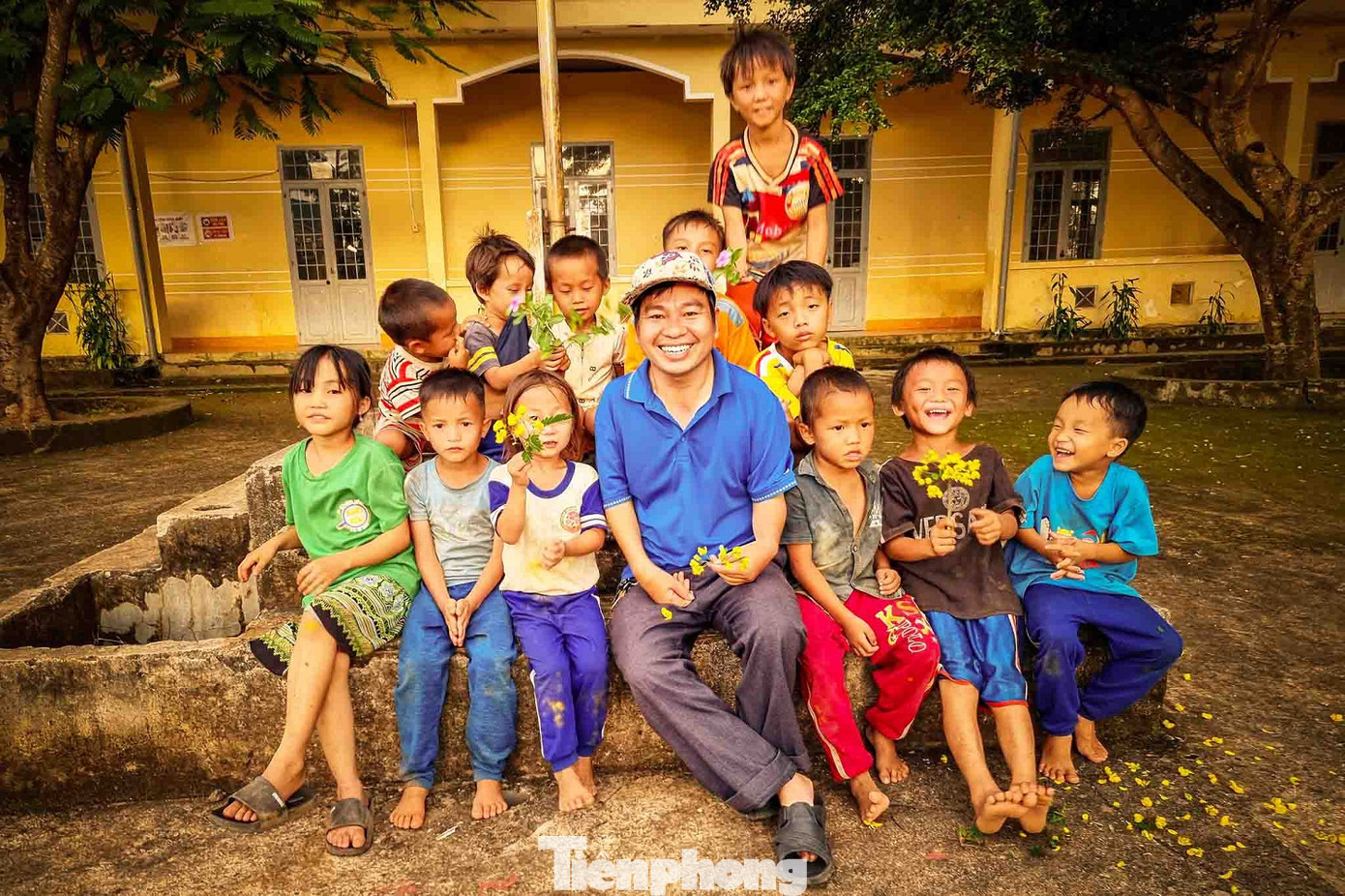 Anh Học cho biết, trong tháng 9 và tháng 10/2023, nhóm về các trường ở huyện Krông Bông và M’đrắk tiếp tục thực hiện “tân trang” bàn ghế cũ. Trong tháng 8 này, nhóm phối hợp với một số đơn vị trao tặng áo trắng và gần 5.000 cuốn vở cho học sinh ở xã Cư Bông, huyện Ea Kar. Anh Học cho biết, trong tháng 9 và tháng 10/2023, nhóm về các trường ở huyện Krông Bông và M’đrắk tiếp tục thực hiện “tân trang” bàn ghế cũ. Trong tháng 8 này, nhóm phối hợp với một số đơn vị trao tặng áo trắng và gần 5.000 cuốn vở cho học sinh ở xã Cư Bông, huyện Ea Kar.