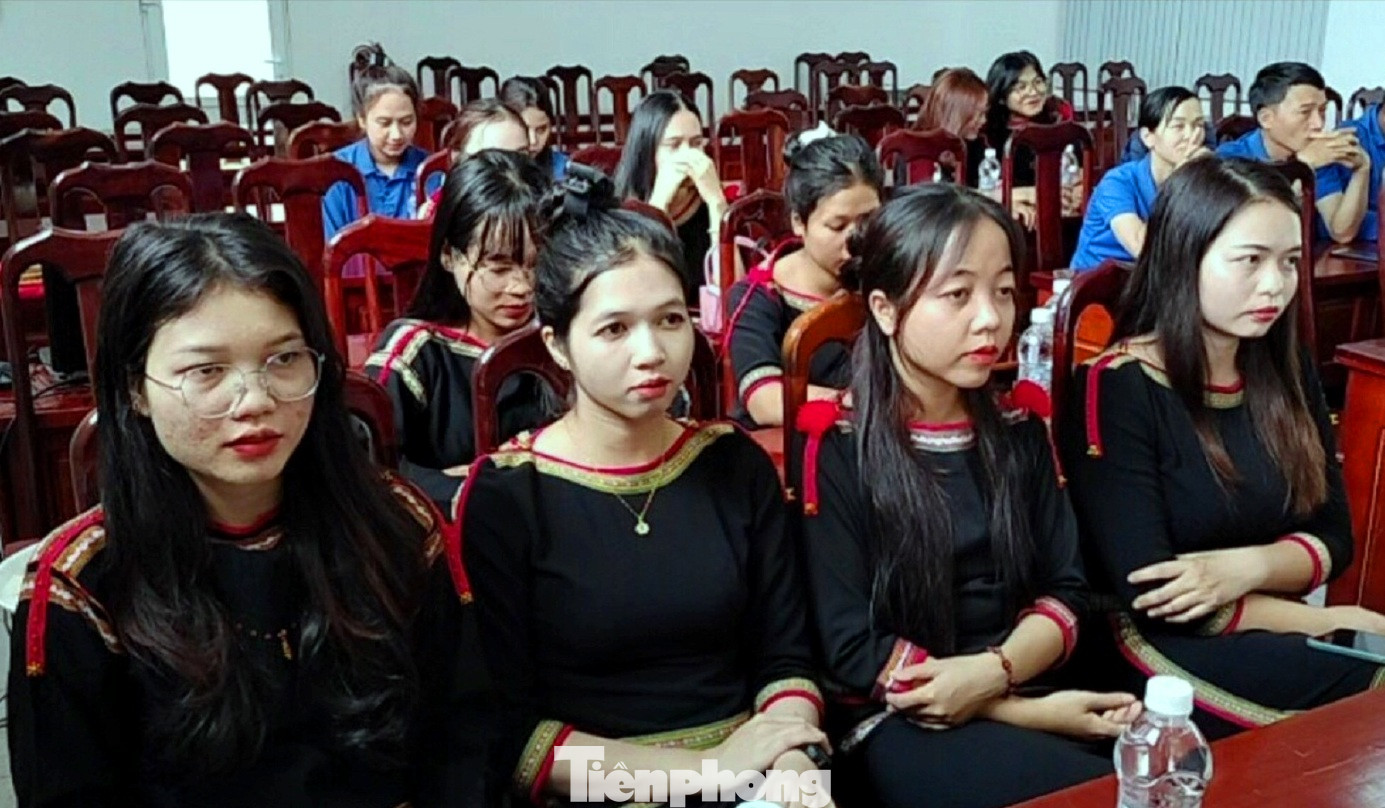 Sinh viên dân tộc thiểu số tiêu biểu huyện Krông Búk tham gia chương trình gặp mặt