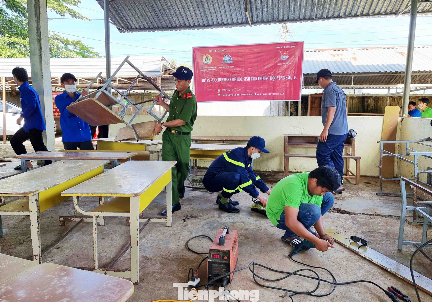 Tại mỗi trường, 40-50 tình nguyện viên tham gia sửa chữa trong một ngày. Một số trường, số lượng bàn ghế hư hỏng nhiều, các bạn làm khoảng 2 ngày. Tại mỗi trường, 40-50 tình nguyện viên tham gia sửa chữa trong một ngày. Một số trường, số lượng bàn ghế hư hỏng nhiều, các bạn làm khoảng 2 ngày.