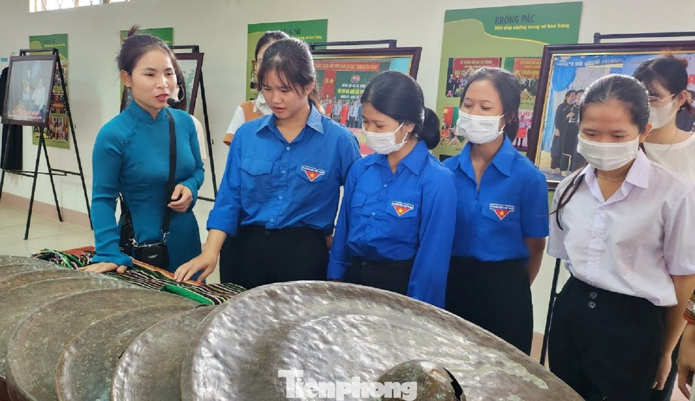 Sinh viên dân tộc thiểu số tiêu biểu tham quan khu di tích lịch sử Quốc gia Đồn điền CADA