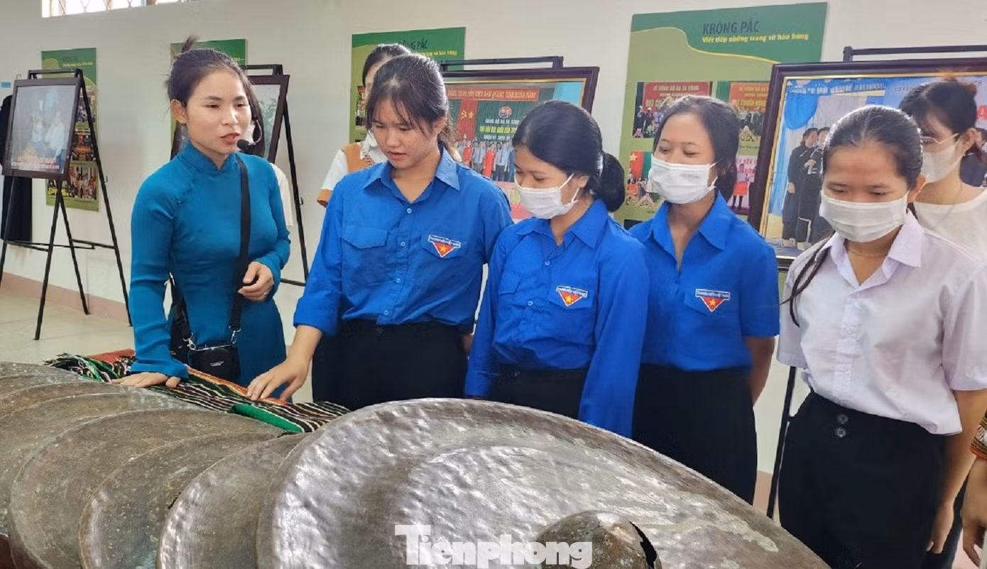 Sinh viên dân tộc thiểu số tiêu biểu tham quan khu di tích lịch sử Quốc gia Đồn điền CADA