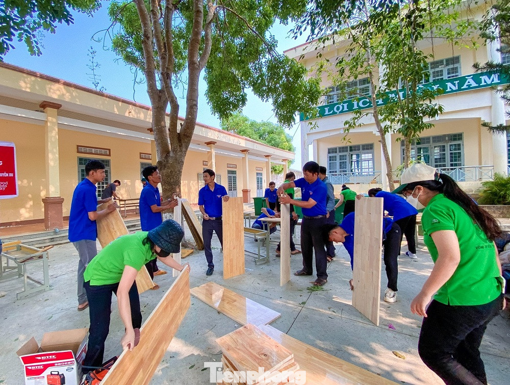 Hiện nhóm đóng mới và sửa chữa hơn 3.000 bộ bàn ghế ở 30 ngôi trường trên địa bàn tỉnh Đắk Lắk và Đắk Nông. Hiện nhóm đóng mới và sửa chữa hơn 3.000 bộ bàn ghế ở 30 ngôi trường trên địa bàn tỉnh Đắk Lắk và Đắk Nông.