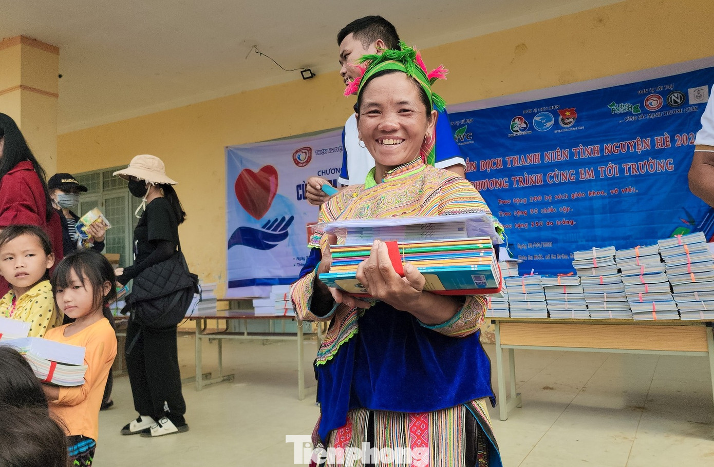 Nụ cười rất phấn khởi của người mẹ khi nhận quà cho con chuẩn bị vào năm học mới. Con bị gãy tay nên chị thay con lên nhận sách vở và áo trắng. Nụ cười rất phấn khởi của người mẹ khi nhận quà cho con chuẩn bị vào năm học mới. Con bị gãy tay nên chị thay con lên nhận sách vở và áo trắng.