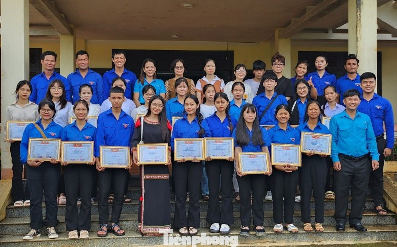 Huyện Đoàn Krông Pắc gặp mặt, tuyên dương sinh viên dân tộc thiểu số tiêu biểu