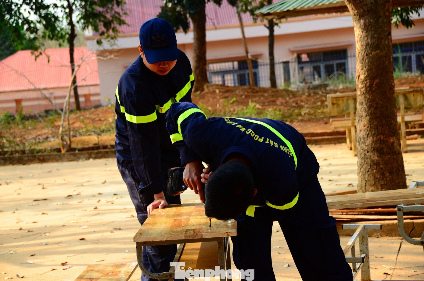 Vừa qua, nhóm thiện nguyện “Vòng tay yêu thương” phối hợp cùng Phòng Cảnh sát PCCC và CNCH Công an tỉnh Đắk Lắk, Đoàn thanh niên xã Ea Kuăng, huyện Krông Pắc thực hiện sửa chữa 80 bàn ghế. Vừa qua, nhóm thiện nguyện “Vòng tay yêu thương” phối hợp cùng Phòng Cảnh sát PCCC và CNCH Công an tỉnh Đắk Lắk, Đoàn thanh niên xã Ea Kuăng, huyện Krông Pắc thực hiện sửa chữa 80 bàn ghế.