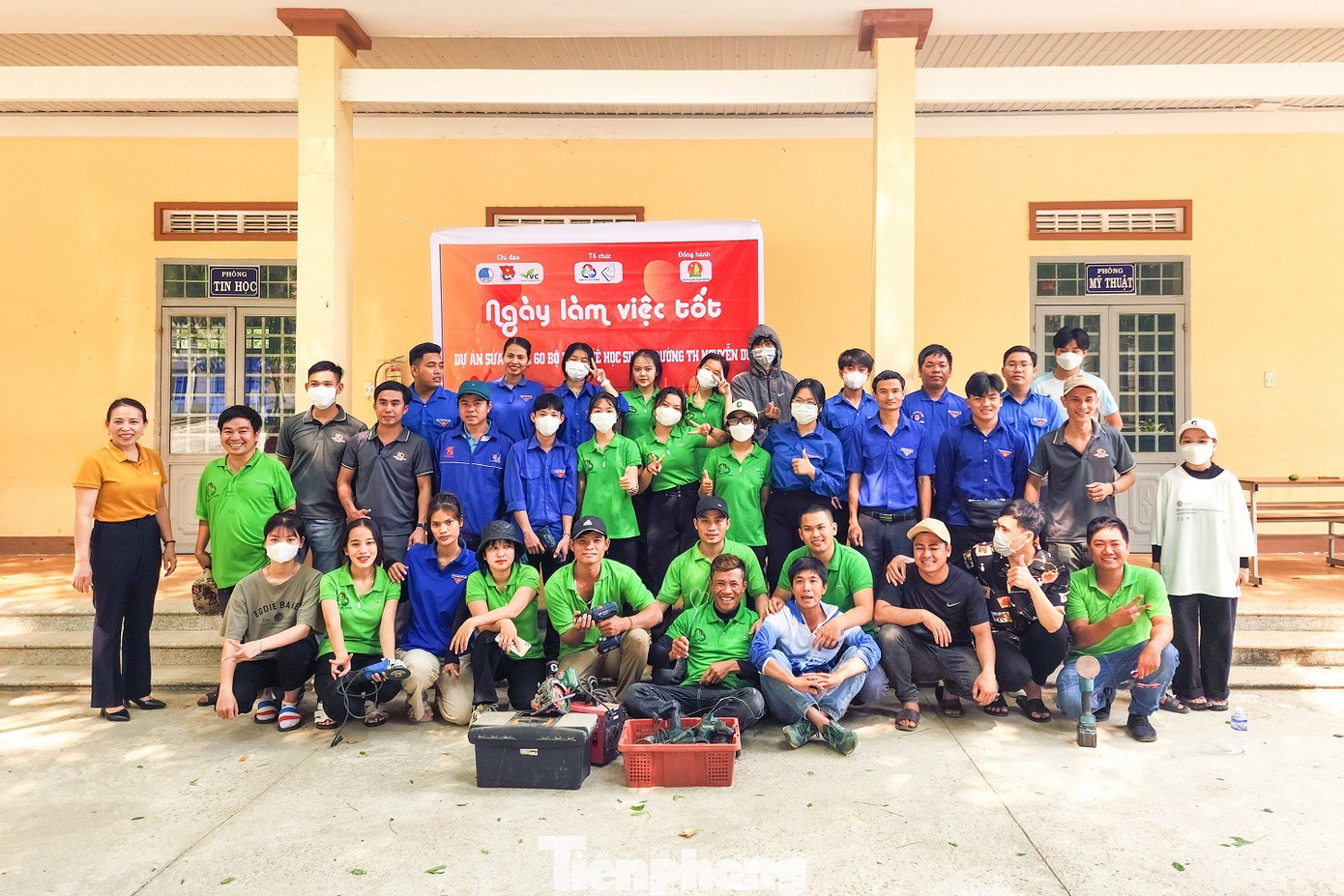 Anh Nguyễn Duy Học - chủ nhiệm Nhóm thiện nguyện “Vòng tay yêu thương” cho biết, nhóm có khoảng 50 thành viên là đoàn viên, thanh niên và học sinh. Anh Nguyễn Duy Học - chủ nhiệm Nhóm thiện nguyện “Vòng tay yêu thương” cho biết, nhóm có khoảng 50 thành viên là đoàn viên, thanh niên và học sinh.