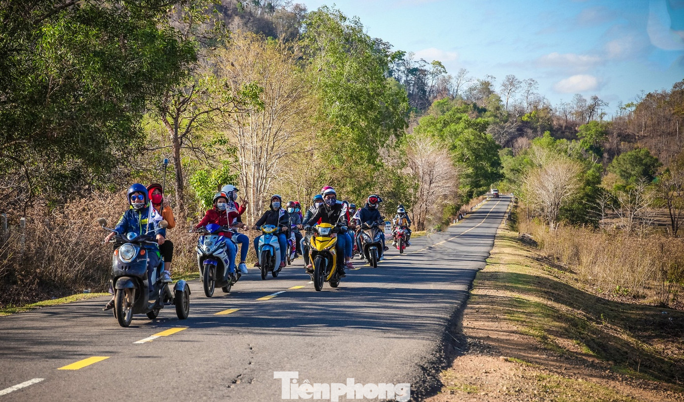 Có những điểm trường ở xa khoảng 200km, các bạn tình nguyện viên dậy và đi từ 4 giờ sáng. Có những điểm trường ở xa khoảng 200km, các bạn tình nguyện viên dậy và đi từ 4 giờ sáng.