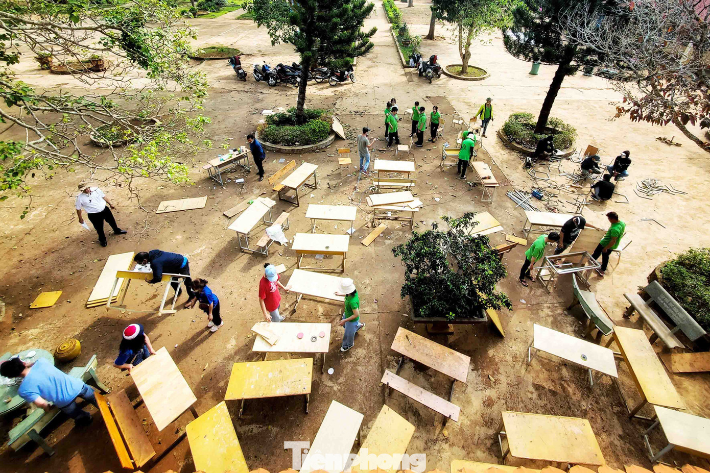 Dự án sửa chữa bàn ghế được nhóm thiện nguyện “Vòng tay yêu thương” triển khai từ năm 2018 đến nay. Dự án sửa chữa bàn ghế được nhóm thiện nguyện “Vòng tay yêu thương” triển khai từ năm 2018 đến nay.