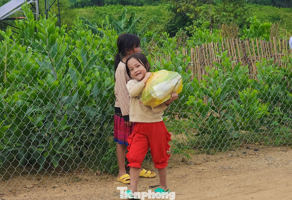 Tại chương trình, đã trao tặng cho 200 bộ sách giáo khoa, 250 chiếc áo trắng, 50 chiếc cặp và bánh kẹp cho các em học sinh khó khăn. Tại chương trình, đã trao tặng cho 200 bộ sách giáo khoa, 250 chiếc áo trắng, 50 chiếc cặp và bánh kẹp cho các em học sinh khó khăn.