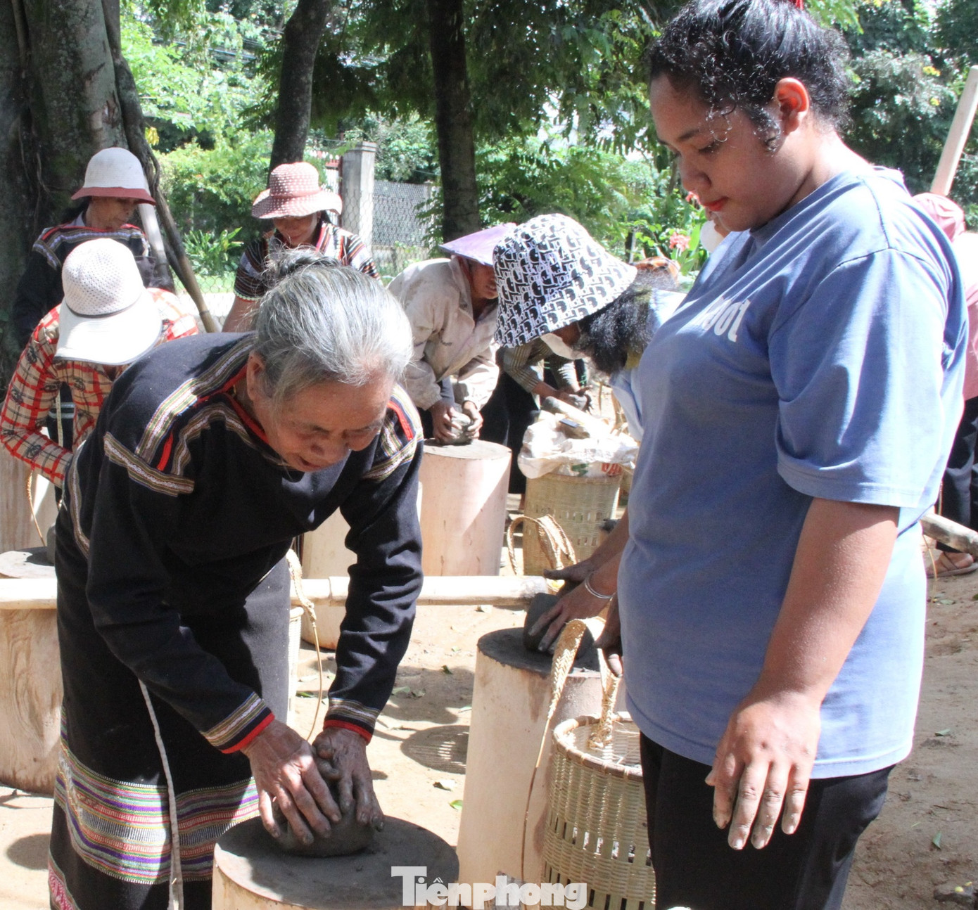 Tham gia lớp học có 20 học viên là phụ nữ dân tộc M'nông trên địa bàn buôn Dơng Bắk. Tại đây, Ban tổ chức đã tặng 23 bộ dụng cụ làm gốm gồm gùi, chày, cối cho các nghệ nhân và học viên tham gia lớp học.
