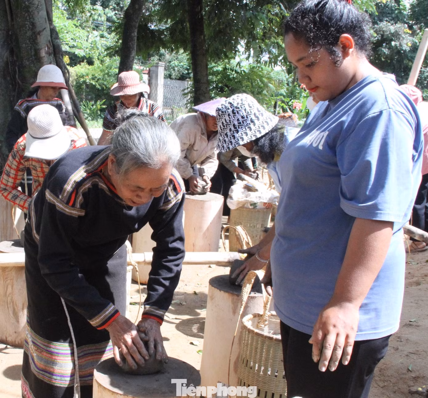 Tham gia lớp học có 20 học viên là phụ nữ dân tộc M'nông trên địa bàn buôn Dơng Bắk. Tại đây, Ban tổ chức đã tặng 23 bộ dụng cụ làm gốm gồm gùi, chày, cối cho các nghệ nhân và học viên tham gia lớp học.