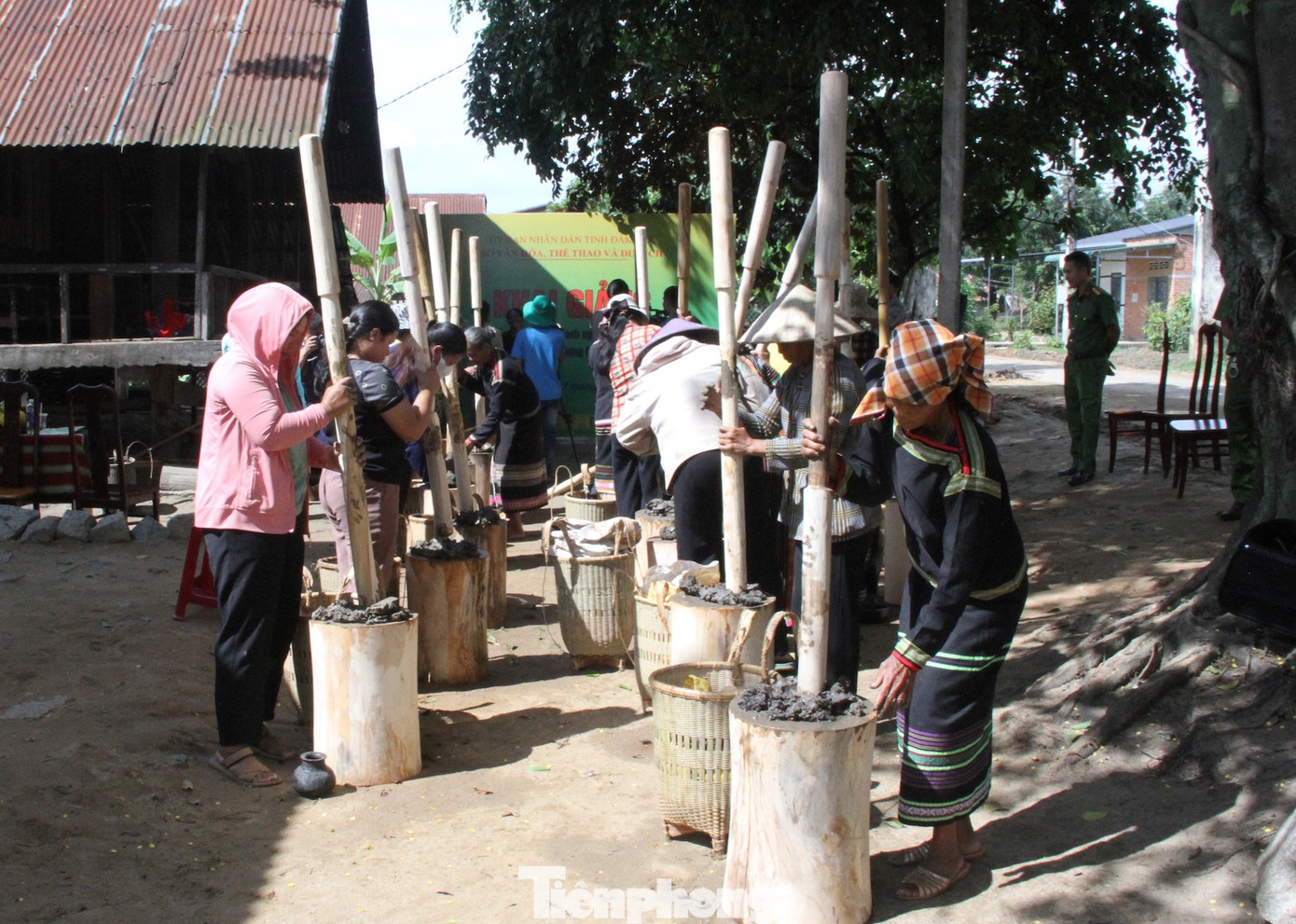Huyện Lắk (Đắk Lắk) có 16 dân tộc cùng sinh sống, trong đó đồng bào dân tộc M&apos;nông chiếm gần 50% dân số. Buôn Dơng Bắk, xã Yang Tao huyện này là nơi duy nhất trên Tây Nguyên giữ nghề làm gốm của người M’nông.