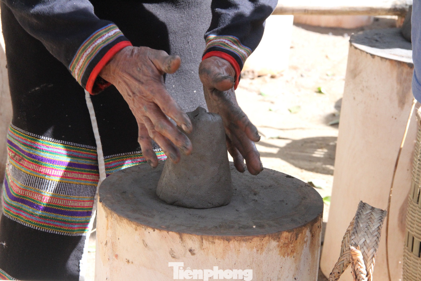 Đất sét được lấy nơi có nước sạch, không pha trộn rồi đánh nhuyễn. Sản phẩm gốm được nung lộ thiên khoảng 30 phút. Khi lớp củi trên cùng gần cháy hết, người ta lấy ra và tạo màu cho sản phẩm bằng vỏ trấu và mùn cưa. Đây là nét độc đáo của sản phẩm gốm người M'nông ở buôn Dơng Bắk.
