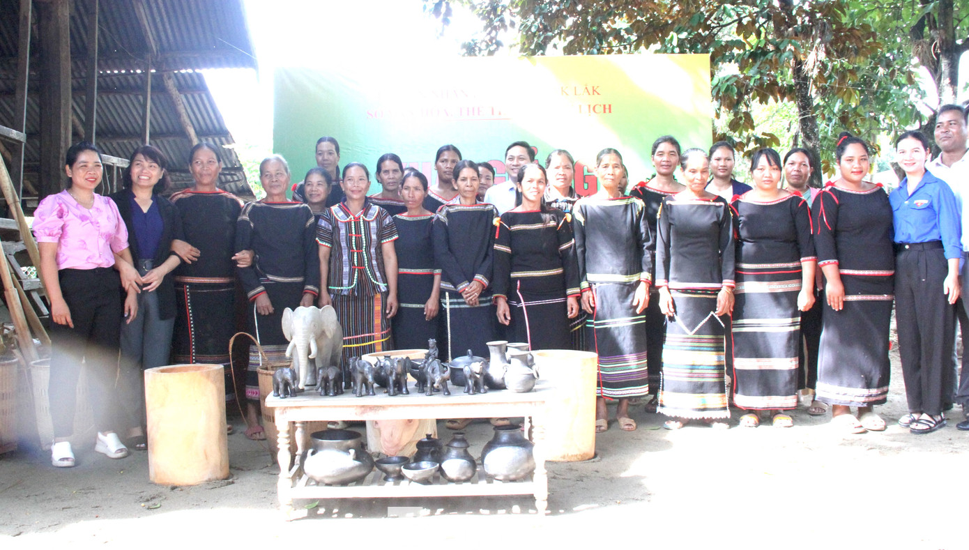 Nhằm gìn giữ, bảo tồn nét đẹp văn hóa truyền thống đang có nguy cơ mai một, bên cạnh đó phát triển du lịch của địa phương, ngày 17/10, Sở Văn hóa, Thể thao và Du lịch tỉnh Đắk Lắk phối hợp UBND huyện Lắk tổ chức Khai giảng lớp truyền dạy, thực hành nghề làm gốm thủ công của người M'nông tại buôn Dơng Bắk.