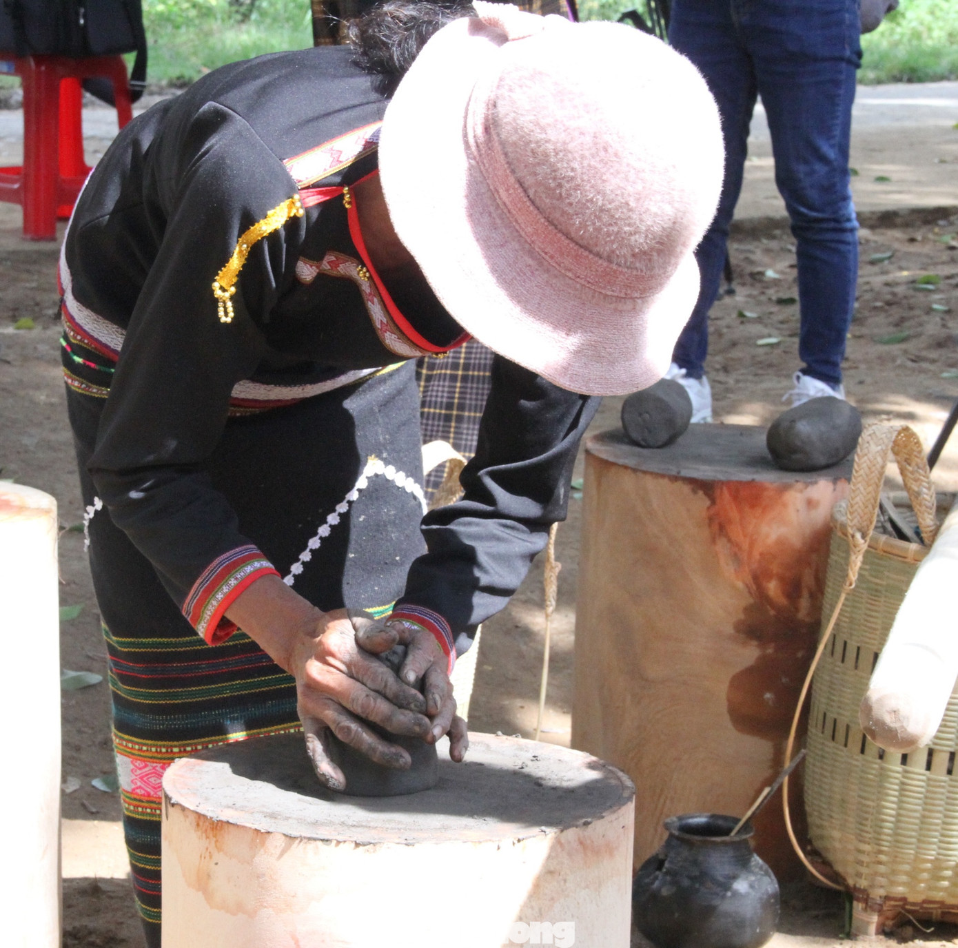 Quy trình sản xuất gốm của người M'nông hoàn toàn thủ công. Gốm người M’nông không dùng bàn xoay mà được nặn bằng tay và di chuyển xung quanh vật để tạo dáng.