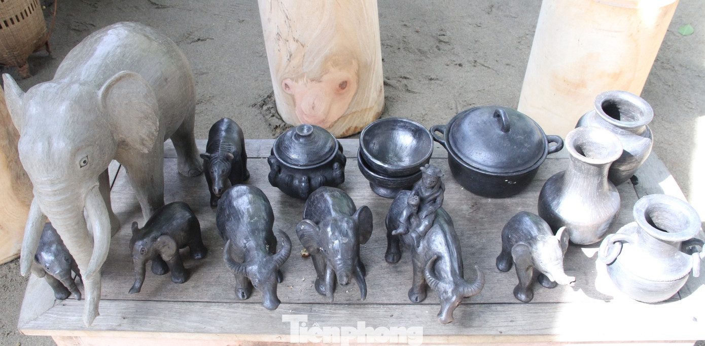 Đồ gốm được làm nhiều nhất là chén, bát, ấm, nồi, các con vật như voi, trâu bò… qua lớp học, giúp bà con nâng cao ý thức giữ gìn, bảo tồn và phát huy nghề thủ công truyền thống của dân tộc mình. Bên cạnh đó, góp phần phát triển ngành nghề truyền thống gắn với du lịch..