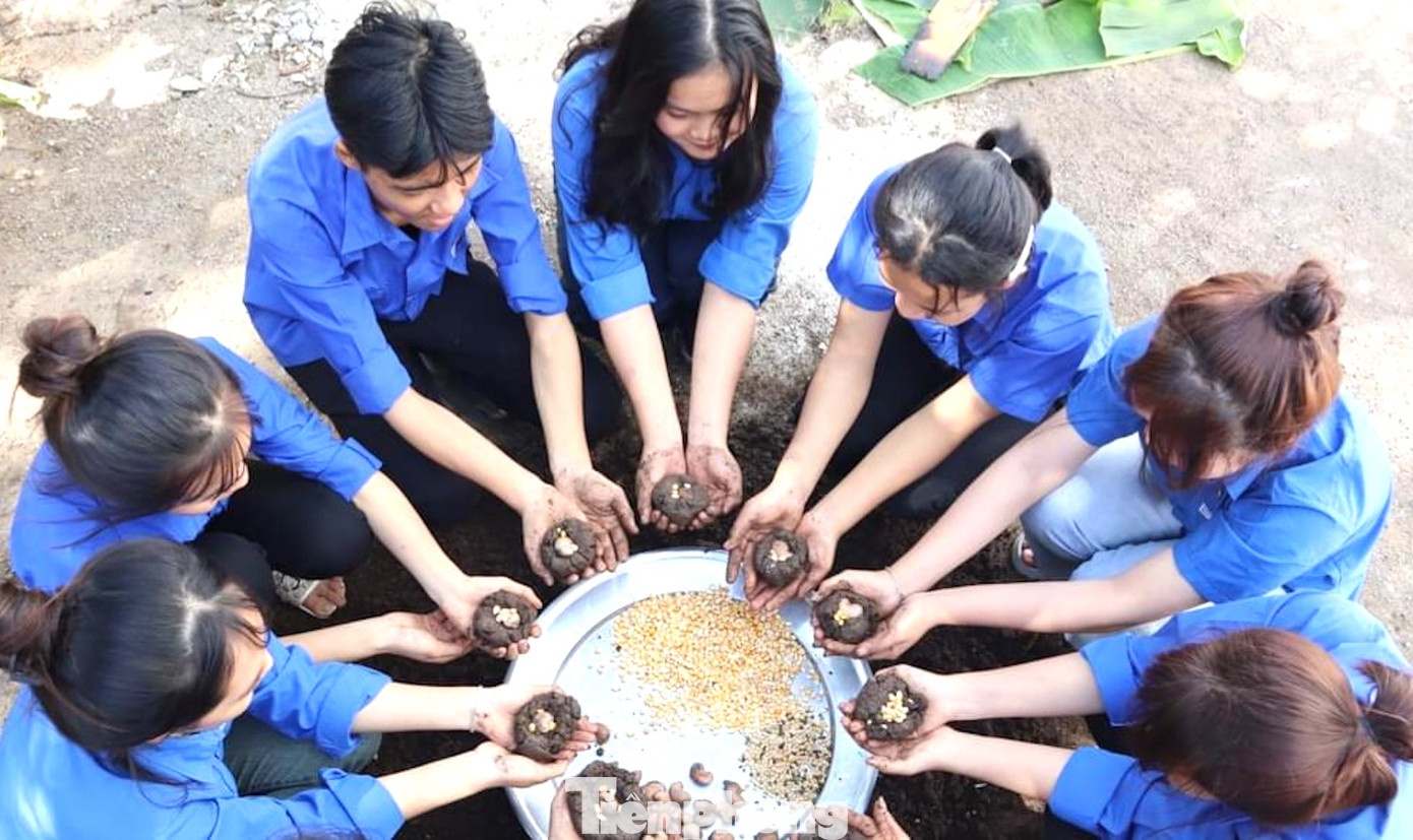 Các đoàn viên thanh niên tham gia làm bom hạt giống tại lễ ra quân Tháng Thanh niên