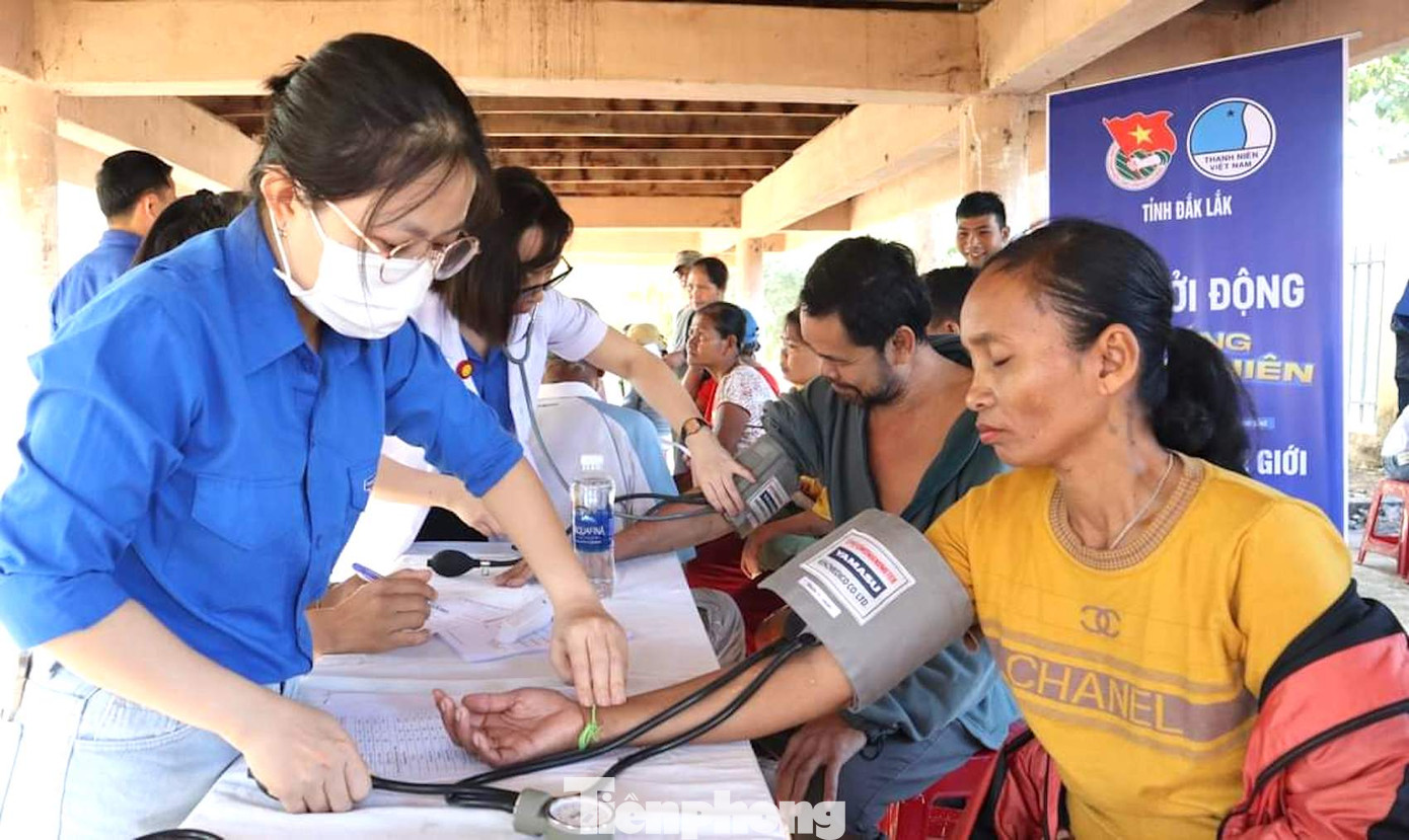 Người dân được khám bệnh, tư vấn, cấp phát thuốc miễn phí