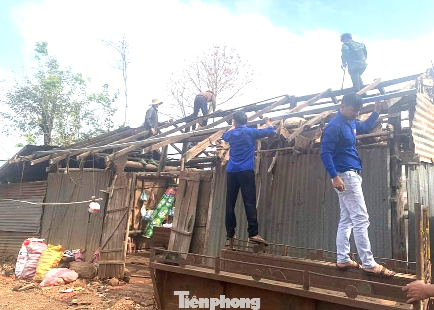 Đoàn viên, thanh niên sửa chữa nhà cho hộ gia đình khó khăn