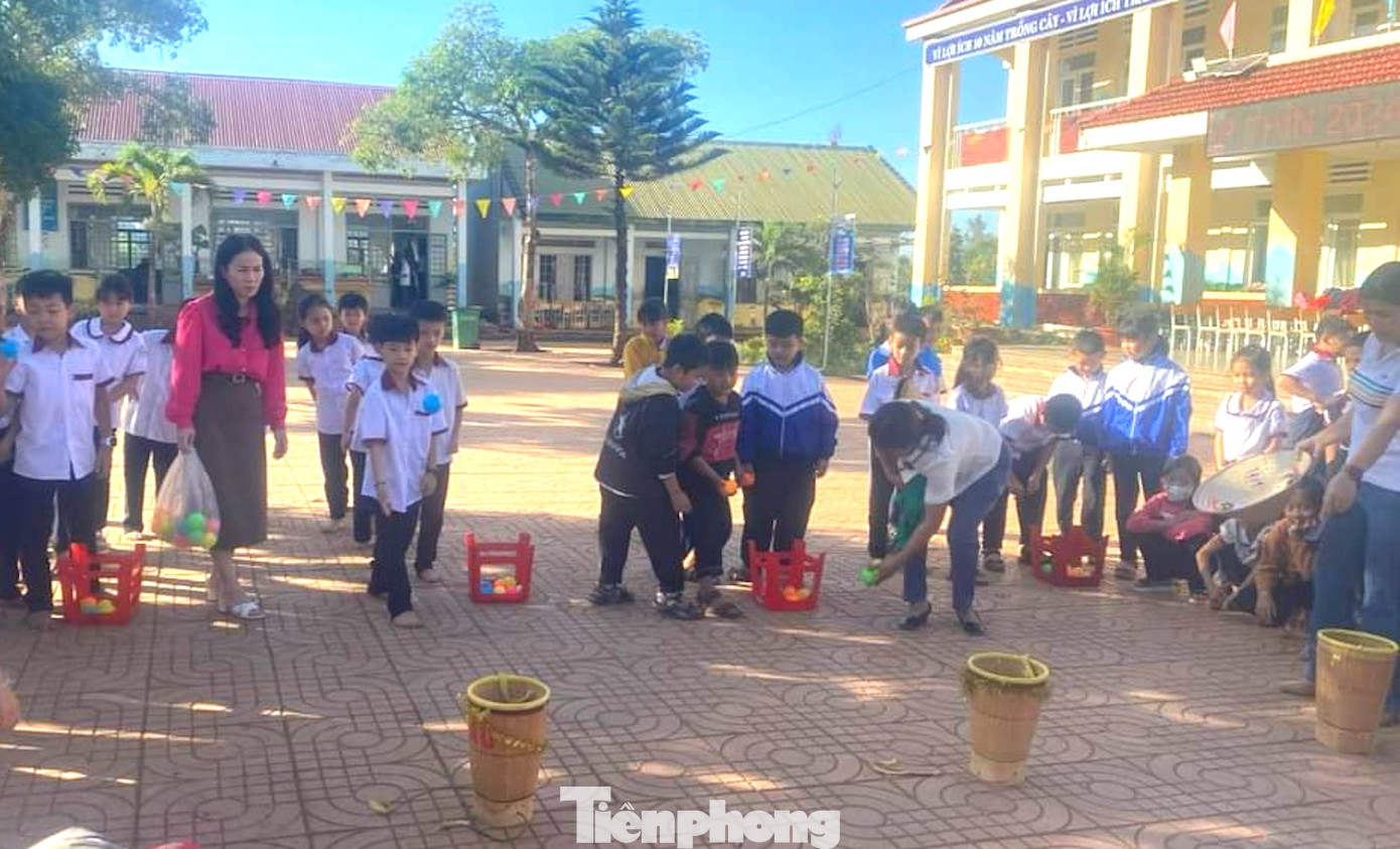 Giờ ra chơi tạo không gian cho học sinh giao lưu, học hỏi lẫn nhau Giờ ra chơi tạo không gian cho học sinh giao lưu, học hỏi lẫn nhau