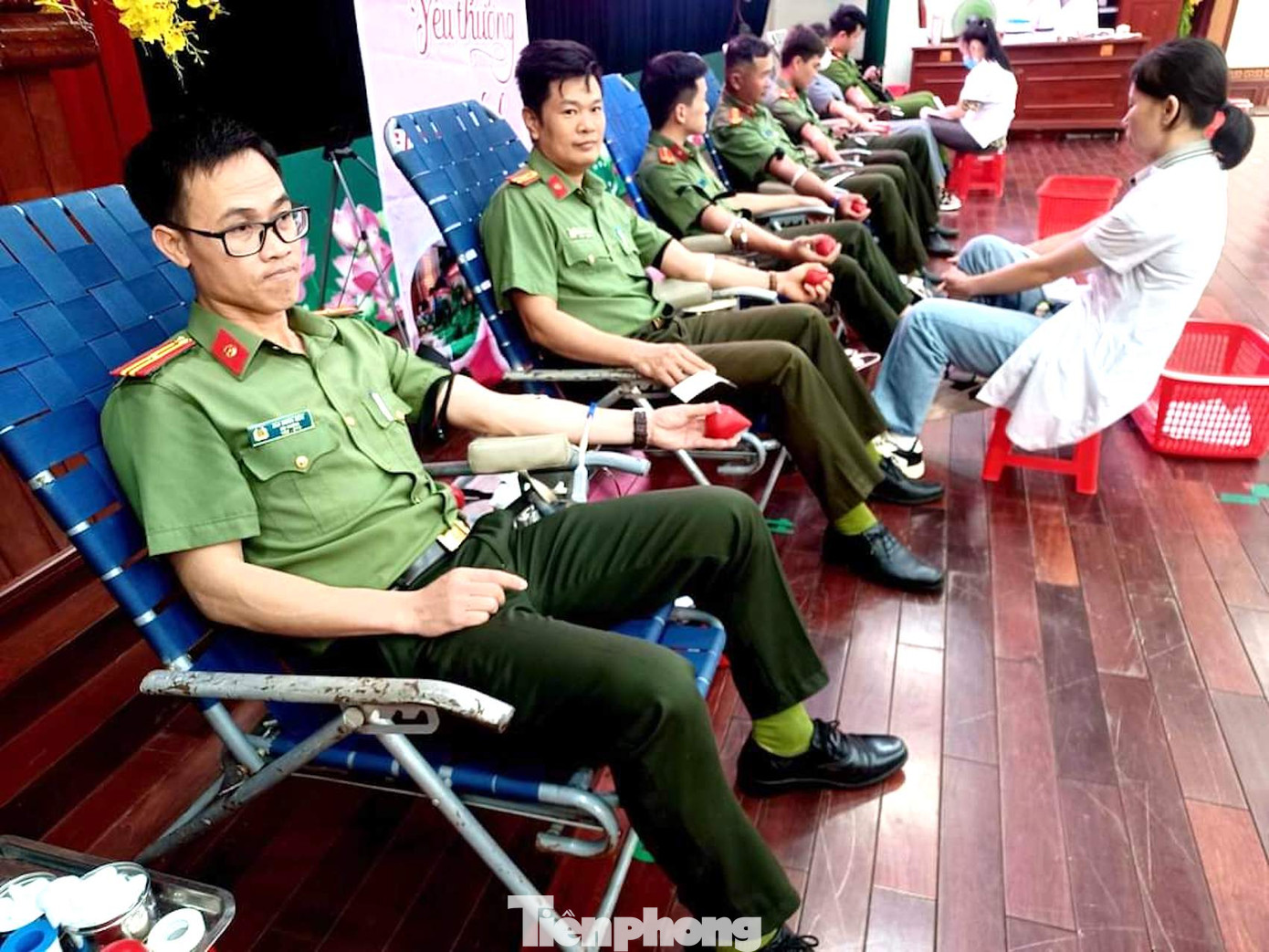 Cán bộ, chiến sĩ công an tham gia hiến máu trong khuôn khổ chương trình khởi động Tháng thanh niên