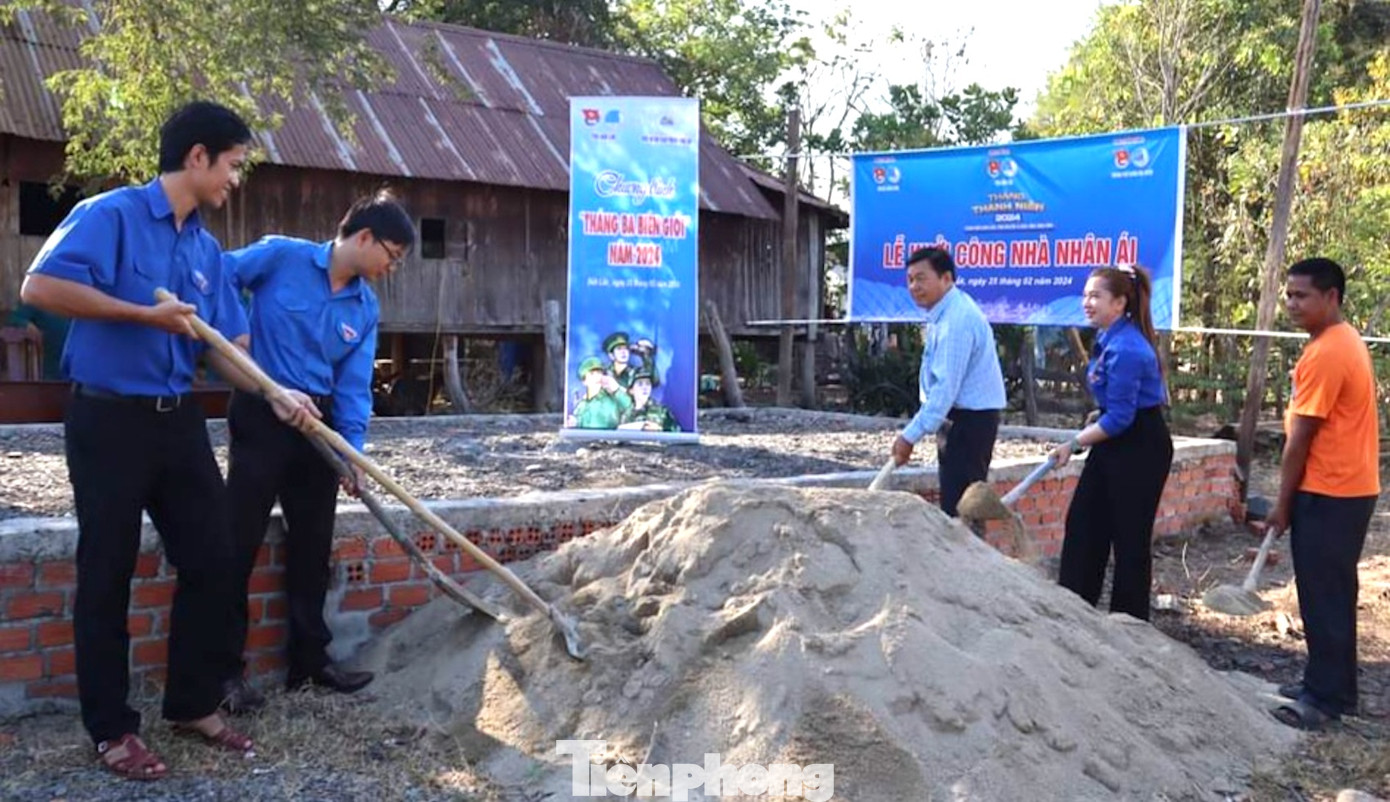 Các đại biểu tham gia khởi công nhà nhân ái