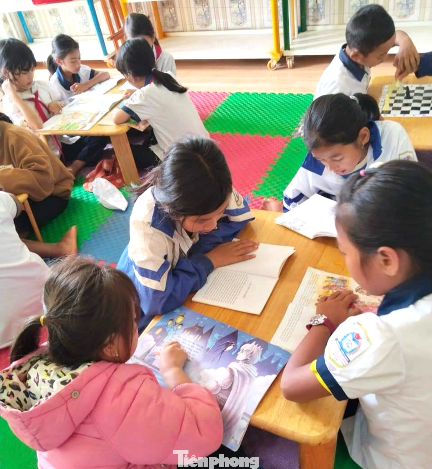 Giờ ra chơi học sinh đọc truyện, sách Giờ ra chơi học sinh đọc truyện, sách