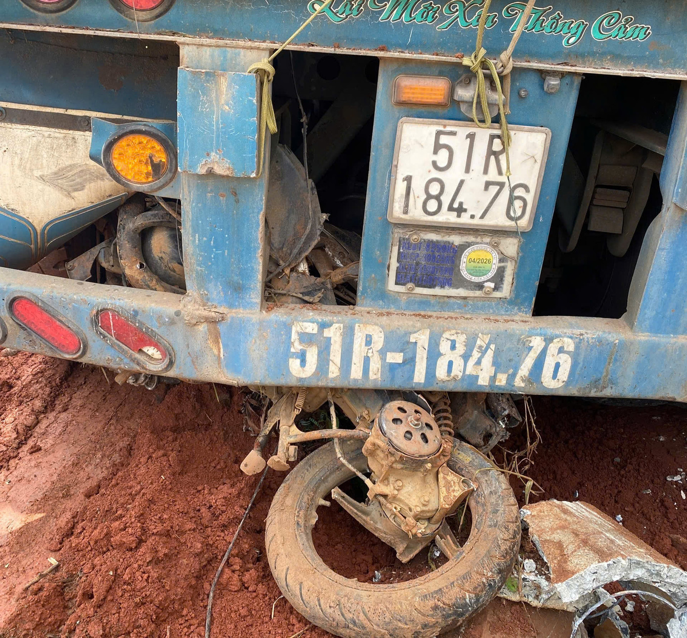 Chiếc xe máy bị cuốn vào gầm