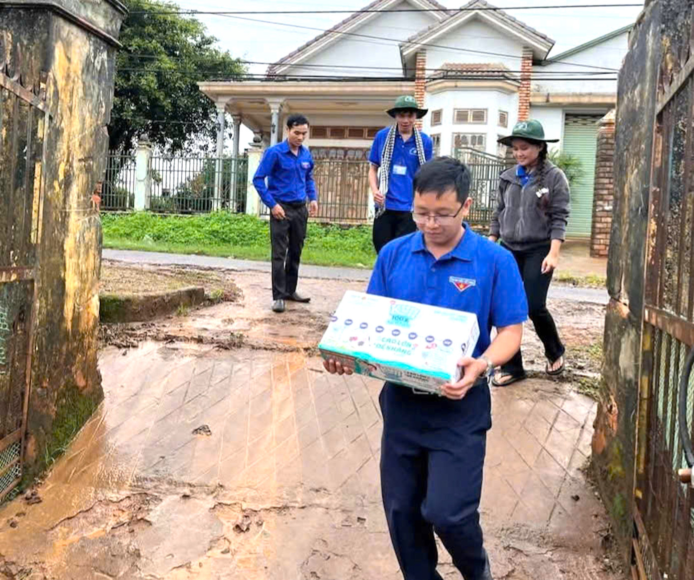 Anh Thủy tham gia nhiều hoạt động hướng về cộng đồng. Anh Thủy tham gia nhiều hoạt động hướng về cộng đồng.