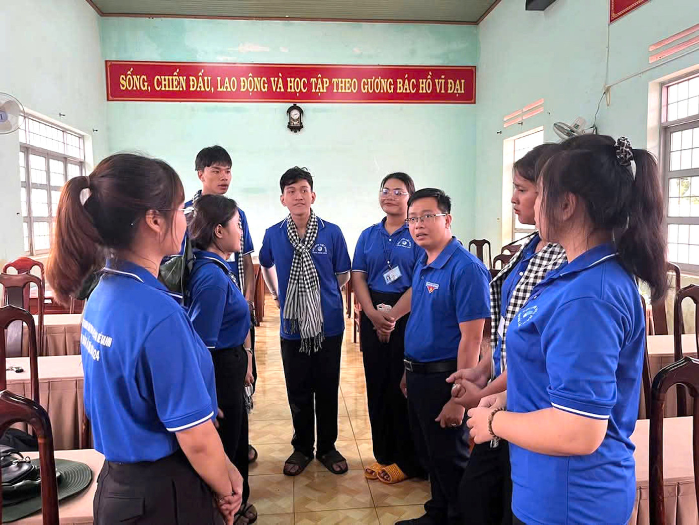 Anh Thủy (thứ 3 phải qua) cùng các sinh viên tình nguyện về vùng sâu xa của tỉnh Đắk Lắk tổ chức các hoạt động trong chiến dịch hè. Anh Thủy (thứ 3 phải qua) cùng các sinh viên tình nguyện về vùng sâu xa của tỉnh Đắk Lắk tổ chức các hoạt động trong chiến dịch hè.