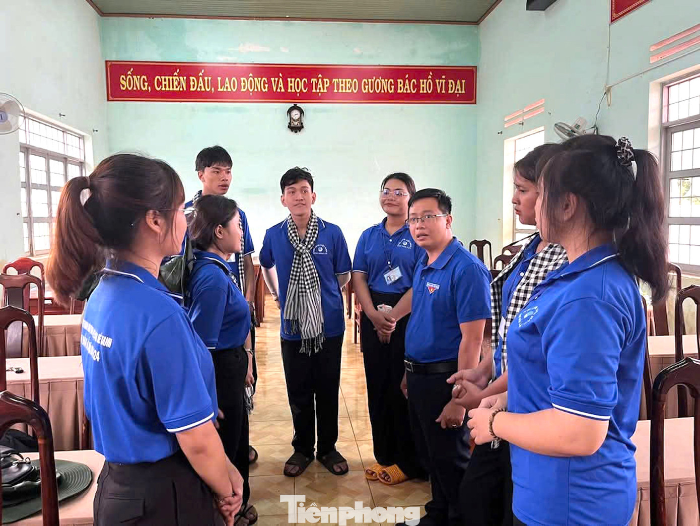 Anh Thủy (thứ 3 phải qua) cùng các sinh viên tình nguyện về vùng sâu xa của tỉnh Đắk Lắk tổ chức các hoạt động trong chiến dịch hè.